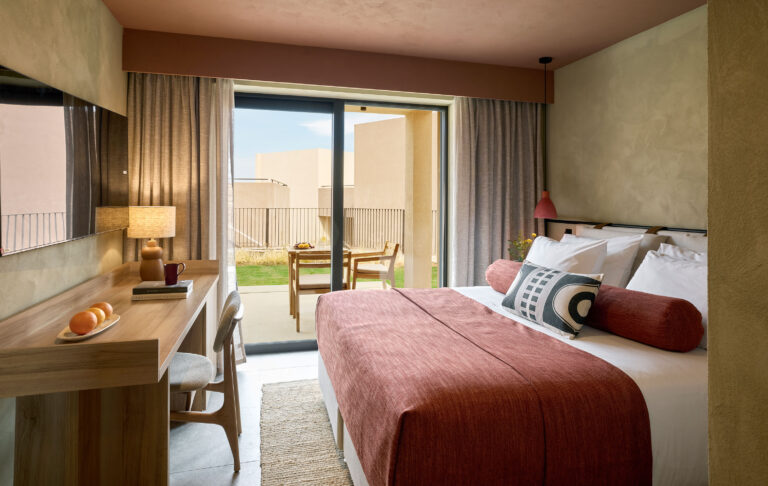 01_er_rocrita_deluxe_room_land_view-scaled.jpg