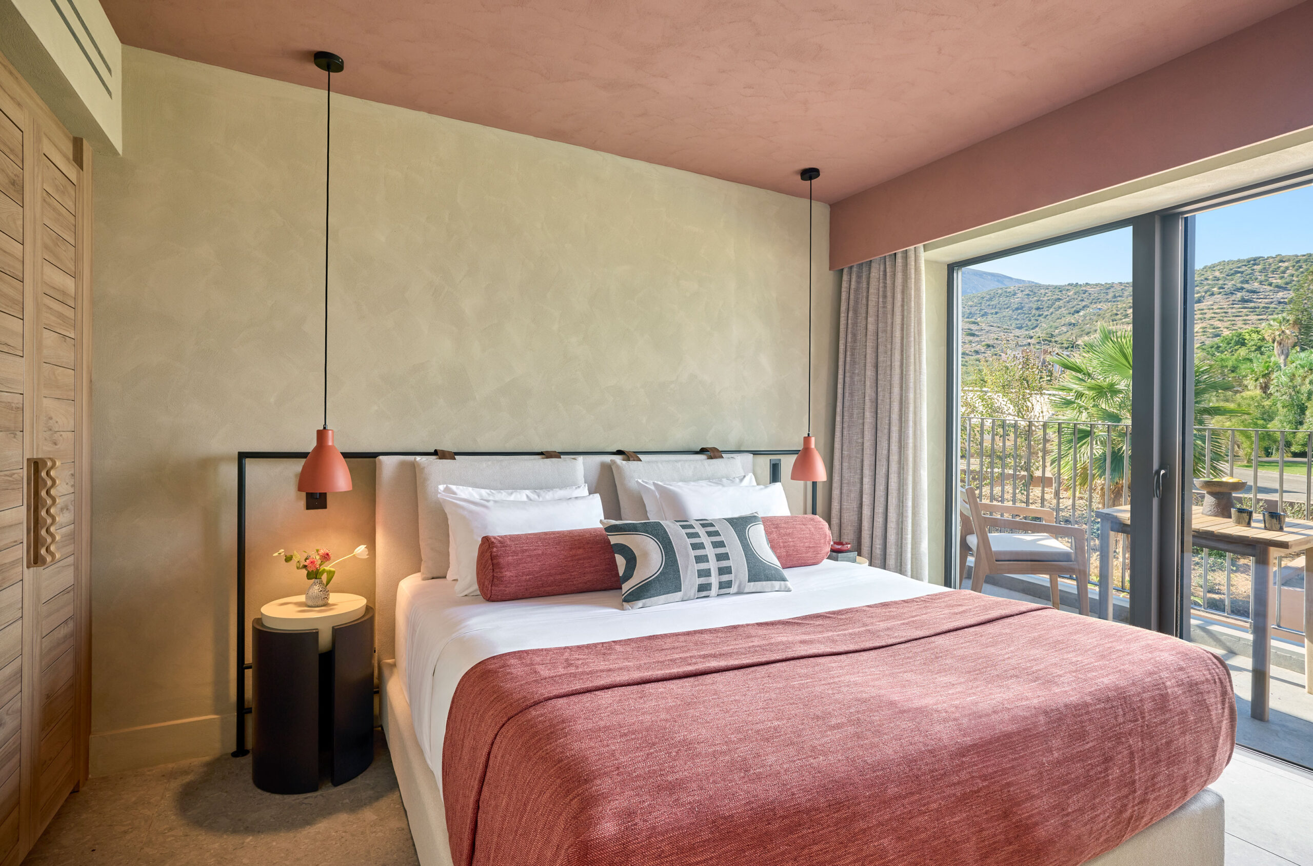 01_er_rocrita_one_bedroom_suite_land_view-scaled.jpg