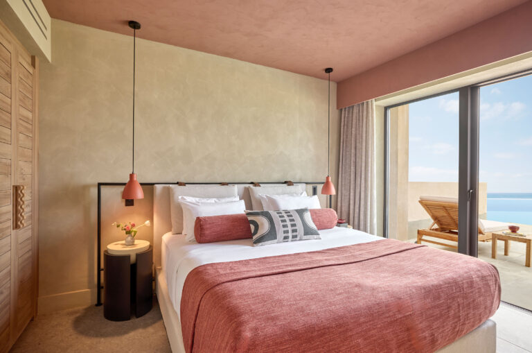 01_er_rocrita_one_bedroom_suite_swim_up-scaled.jpg