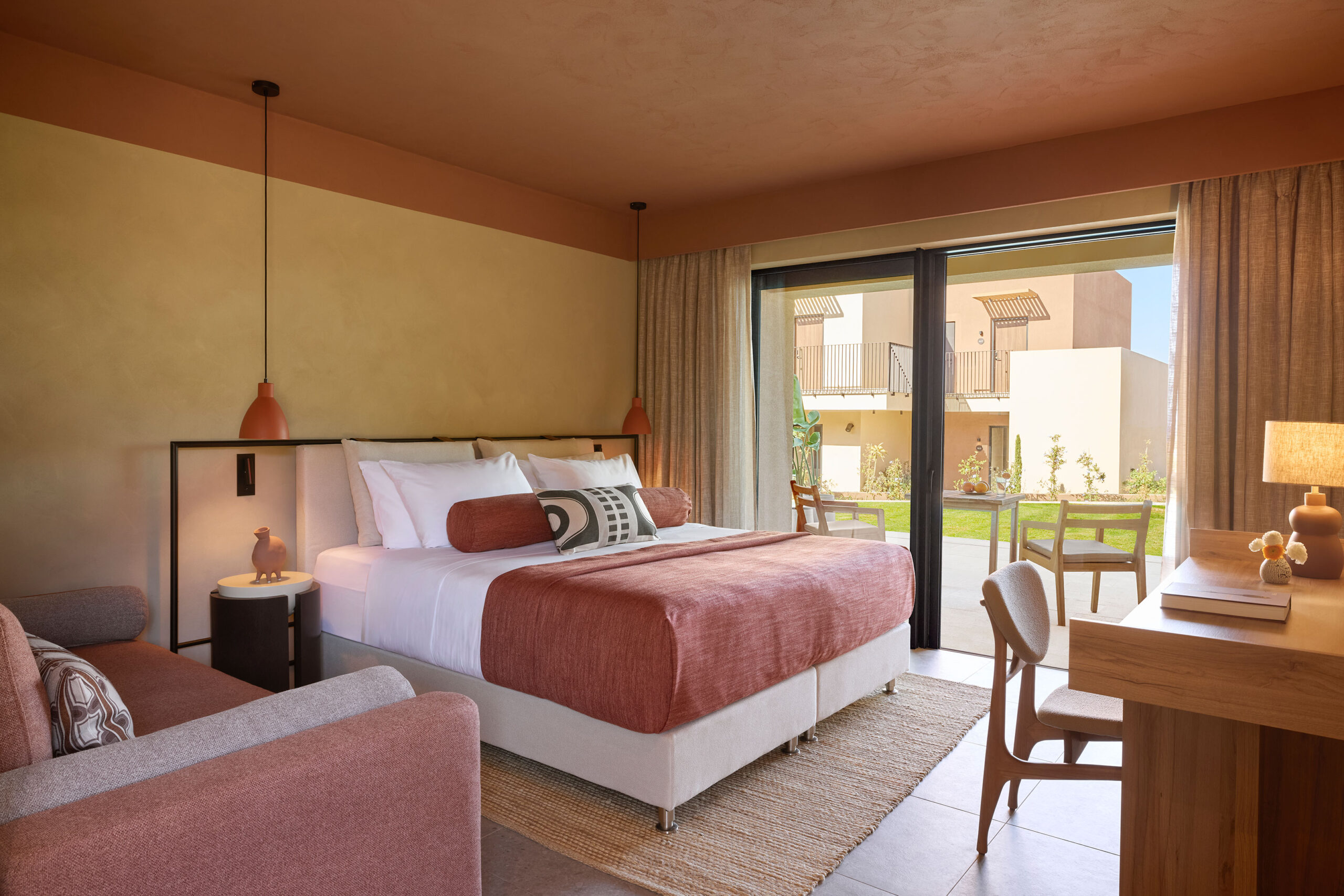 01_er_rocrita_premium_room_land_view-scaled.jpg