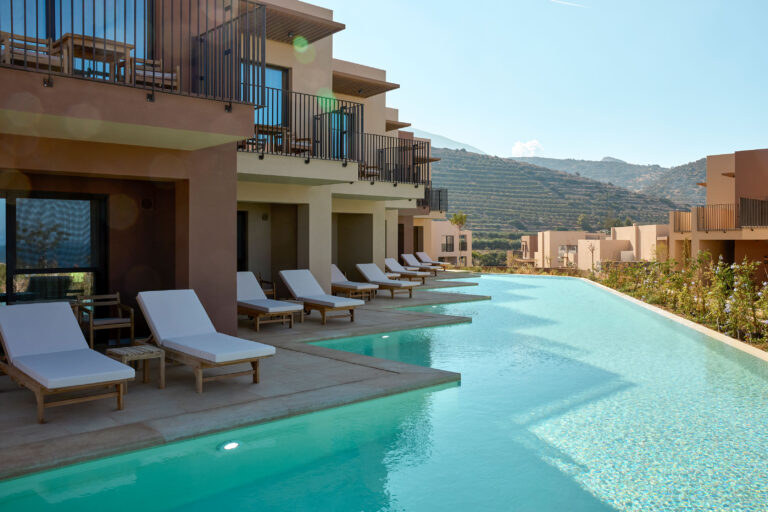 22_er_rocrita_exterior_pool-scaled.jpg